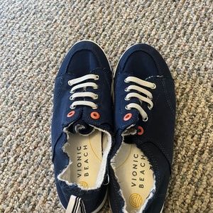 Vionic Sneaker Size 9
